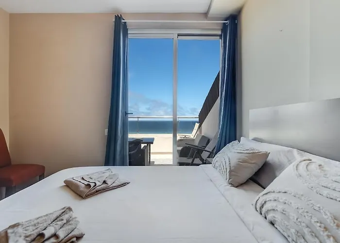 Spacious Two Bedroom With Terrace Right On The Surf 公寓